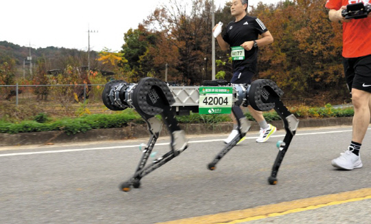 황보제민 KAIST 교수 연구팀이 개발한 사족보행로봇 '라이보2'로, 세계 최초로 마라톤 풀 코스를 완주했다.